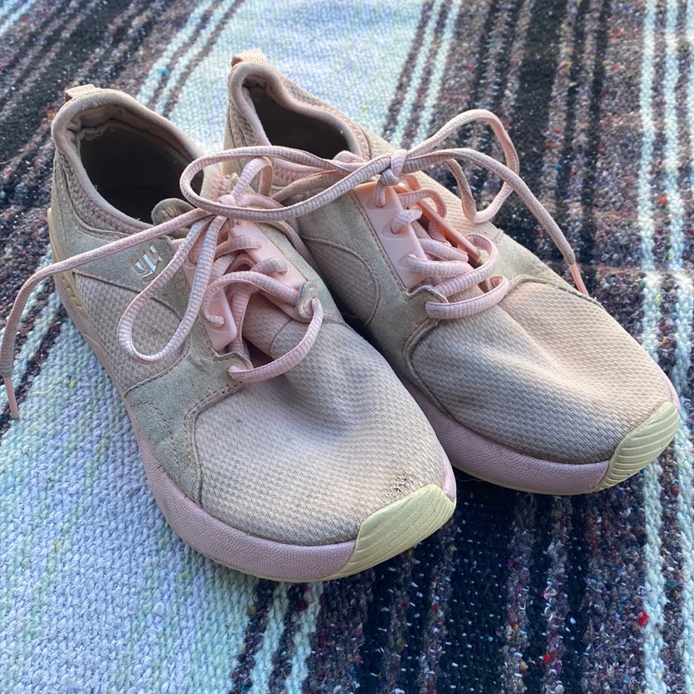 Women’s Tennis Shoes